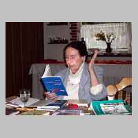 59-05-1183 8. Schirrauer Kirchspieltreffen 2005 - Ruth Geede trotz ihrer fast 90 Jahre temperament-voll bei ihrer Lesung.JPG